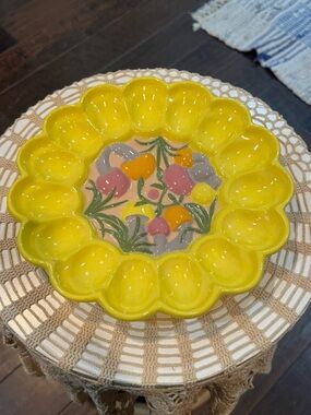 VINTAGE 1970s  DEVILED EGG HOLDER w/MUSHROOM MOTIF HOLDS 15 EGGS